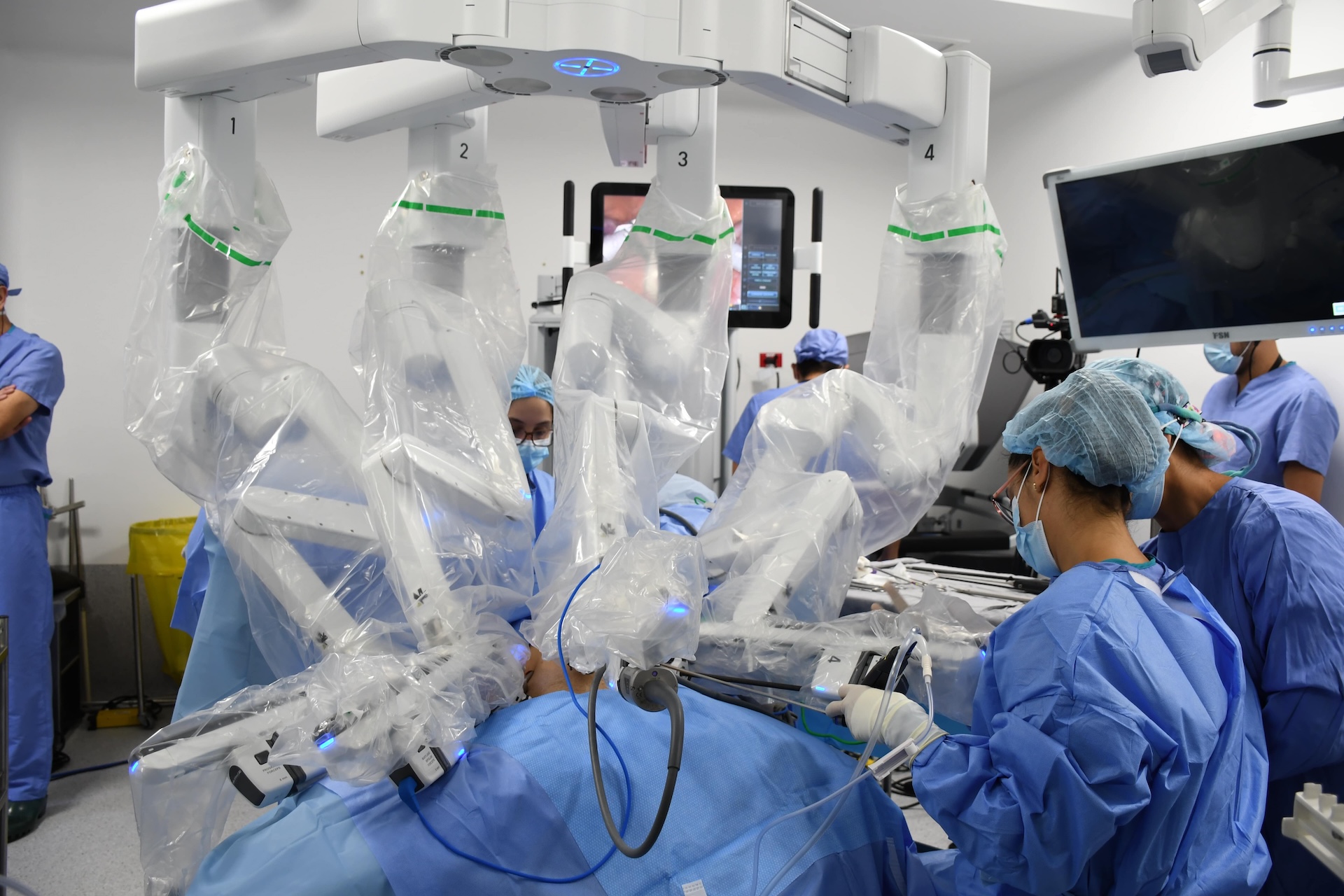 ¿Qué es la cirugía robótica y cuáles son sus beneficios en tratamientos urológicos?