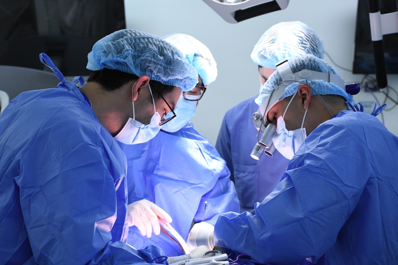 Un paso adelante contra el cáncer de cabeza y cuello: Conoce la cirugía de alta precisión en la Clínica del Country